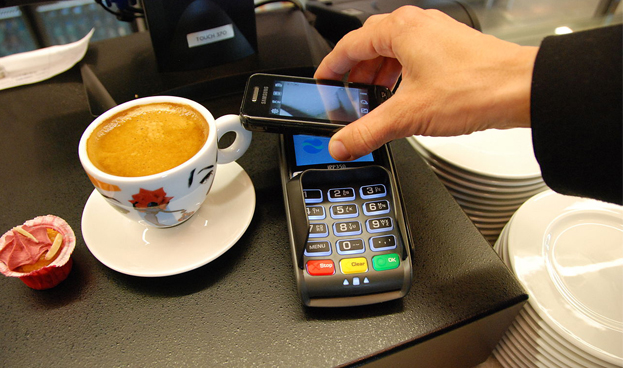 La banca española inicia la ofensiva para controlar los pagos móviles