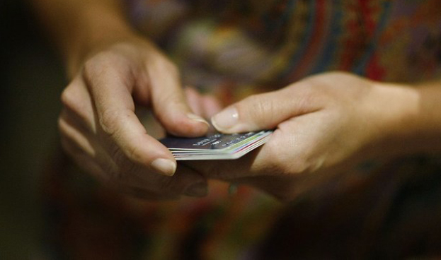 Los españoles utilizan la tarjeta de crédito para llegar a fin de mes