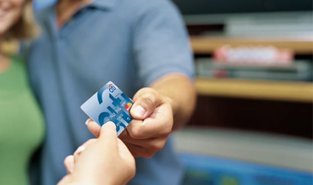 Crédito consumidor EEUU sube ante incremento en el uso de tarjetas