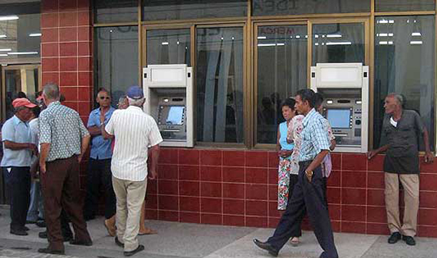 A días del arribo de MasterCard, colapsan los cajeros en Cuba