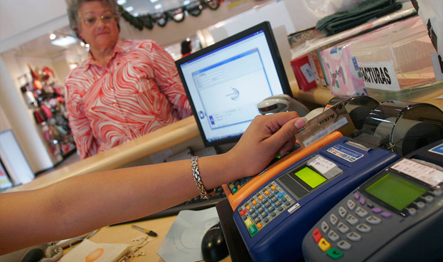 Ante la crisis, venezolanos aumentan el consumo en tarjetas de crédito