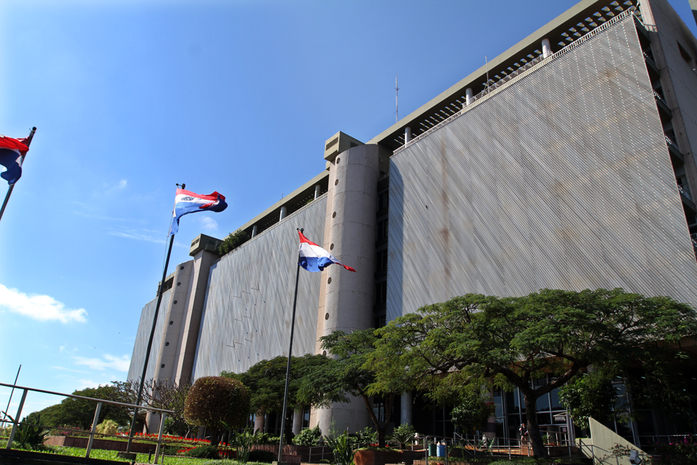 Banco Central de Paraguay puso tope del 5% a la comisión por compras con tarjetas de crédito 