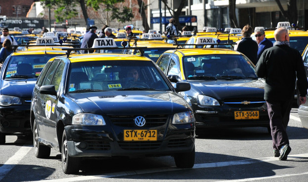 Uruguay: gobierno decidió eliminar el uso de dinero para el pago de taxis