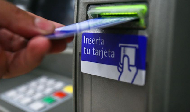 El 73% de los españoles utiliza el cajero automático como mínimo una vez por semana