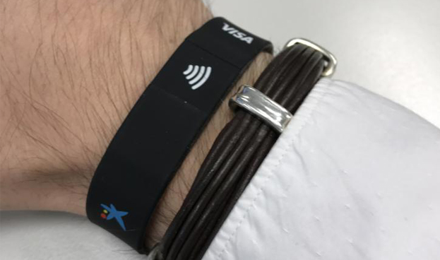 G&D y Caixabank regalaron pulseras para pagos sin contacto entre visitantes del MWC