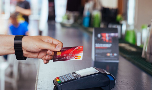 Mastercard mete presión en Chile y alista a Multicaja para competirle a Transbank