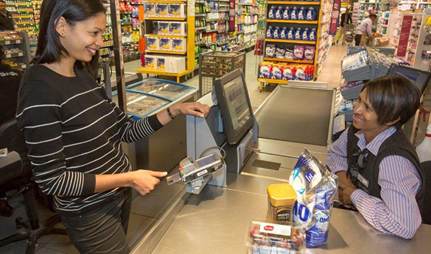 Mastercard presentó una tarjeta de crédito con lector de huellas digitales