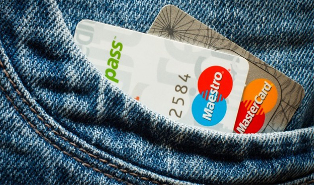 Guerra de recompensas enfrenta tarjetas de crédito y débito