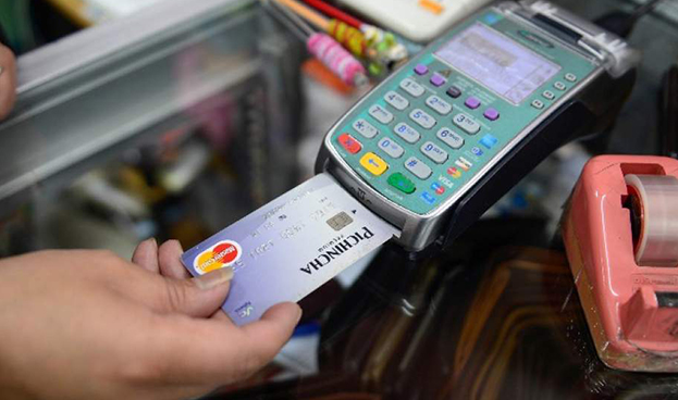 Ecuador: compras con tarjeta de débito suben 15%