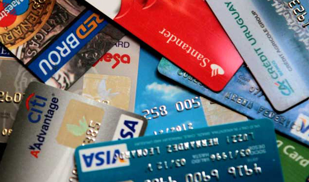 Bajan aranceles en tarjetas de crédito y débito