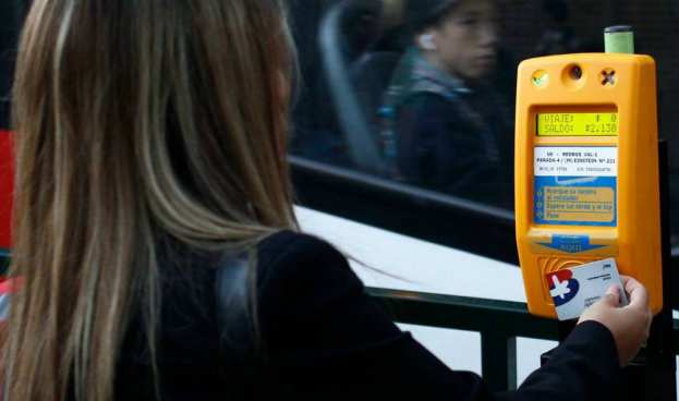 Evalúan incorporar pago con celular además de tarjetas de crédito y débito en el Transantiago