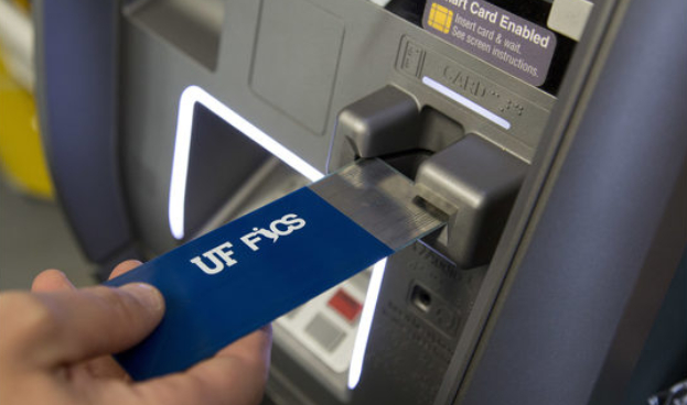 Policía de Nueva York utiliza un nuevo dispositivo para detectar tarjetas clonadas en los cajeros automáticos
