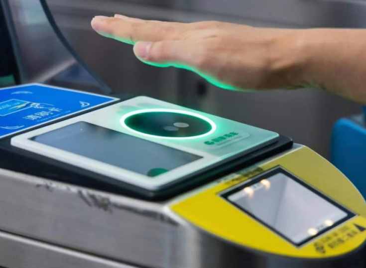 China implementa pagos biométricos con la mano en el transporte