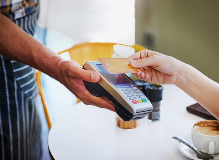 UK flexibiliza los límites de pago contactless y habilita a los usuarios a definir su propio tope