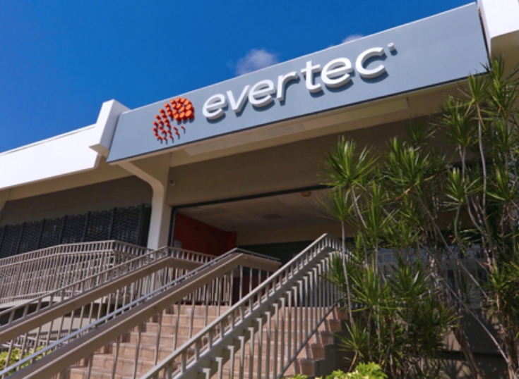Evertec firma acuerdo con Transbank