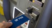 Polica de Nueva York utiliza un nuevo dispositivo para detectar tarjetas clonadas en los cajeros automticos